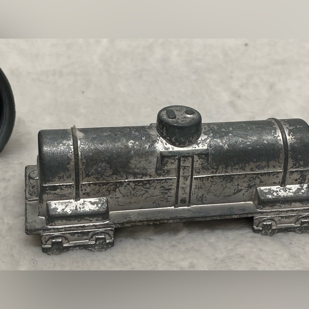 midgetoy vintage metal toy train Lot Of 2 Train Cars - Picture 13 of 16